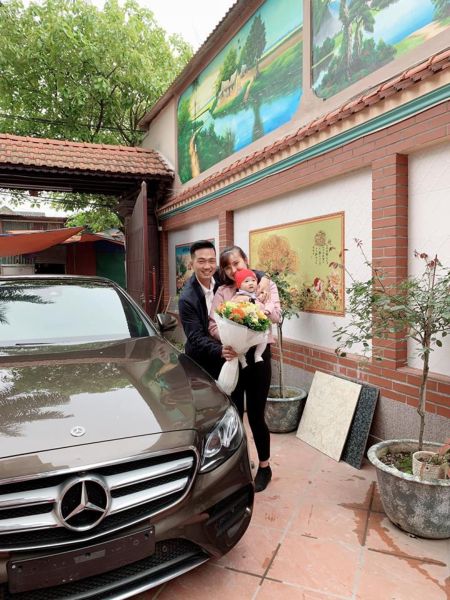 Chồng soái ca lại xuất hiện dịp 8/3: Tặng vợ Mercedes E300 AMG trị giá 2,5 tỷ VNĐ