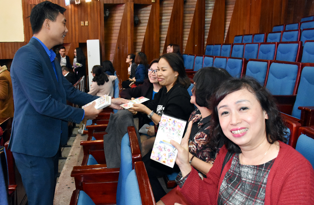 Đồng chí Nguyễn Đức Tiến, Phó bí thư Thành đoàn Hà Nội tặng thiệp chúc mừng các nữ cán bộ, công chức, viên chức và người lao động cơ quan Thành đoàn