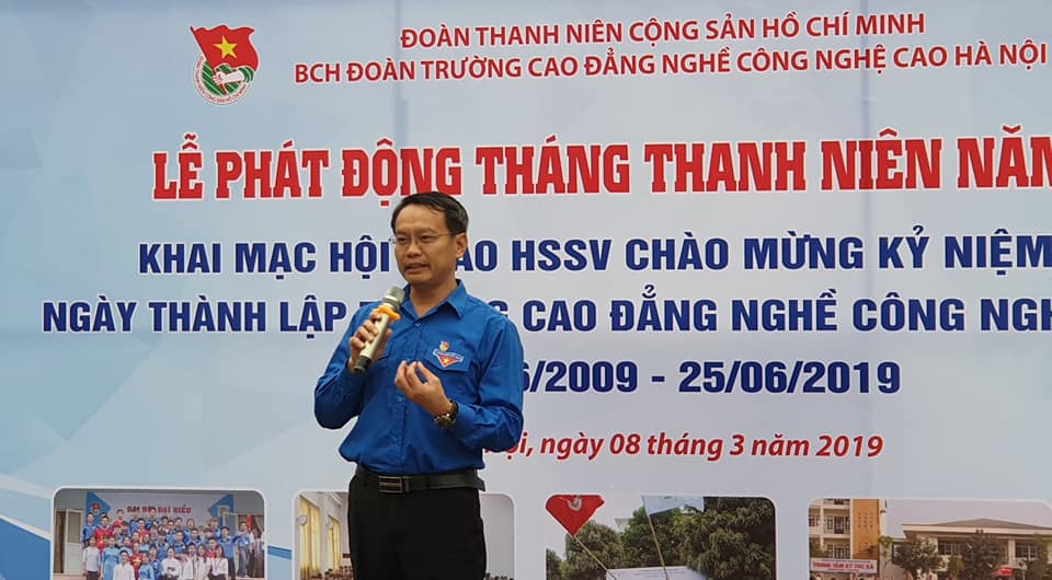 Thầy Phạm Xuân Khánh, Hiệu trưởng trường Cao đẳng nghề Công nghệ cao Hà Nội phát biểu, giao nhiệm vụ cho tuổi trẻ nhà trường