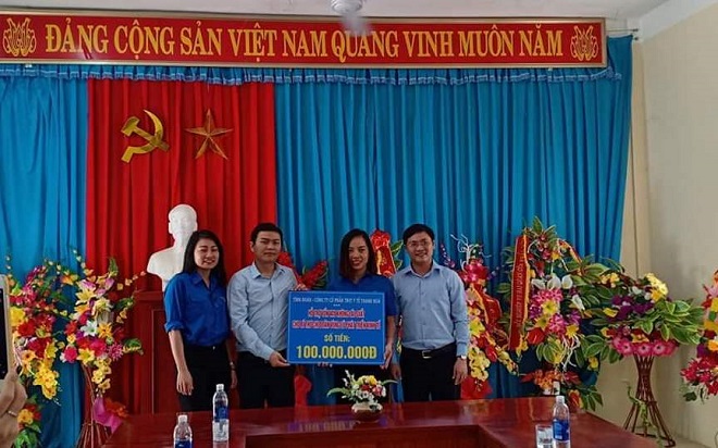 Đồng chí Hoàng Văn Thanh - Phó bí Thư Tỉnh đoàn Thanh Hóa (ngoài cùng phía bên phải) trao số tiền hỗ trợ vay vốn không lãi suất cho Bí thư Chi đoàn vùng lũ phát triển kinh kế.