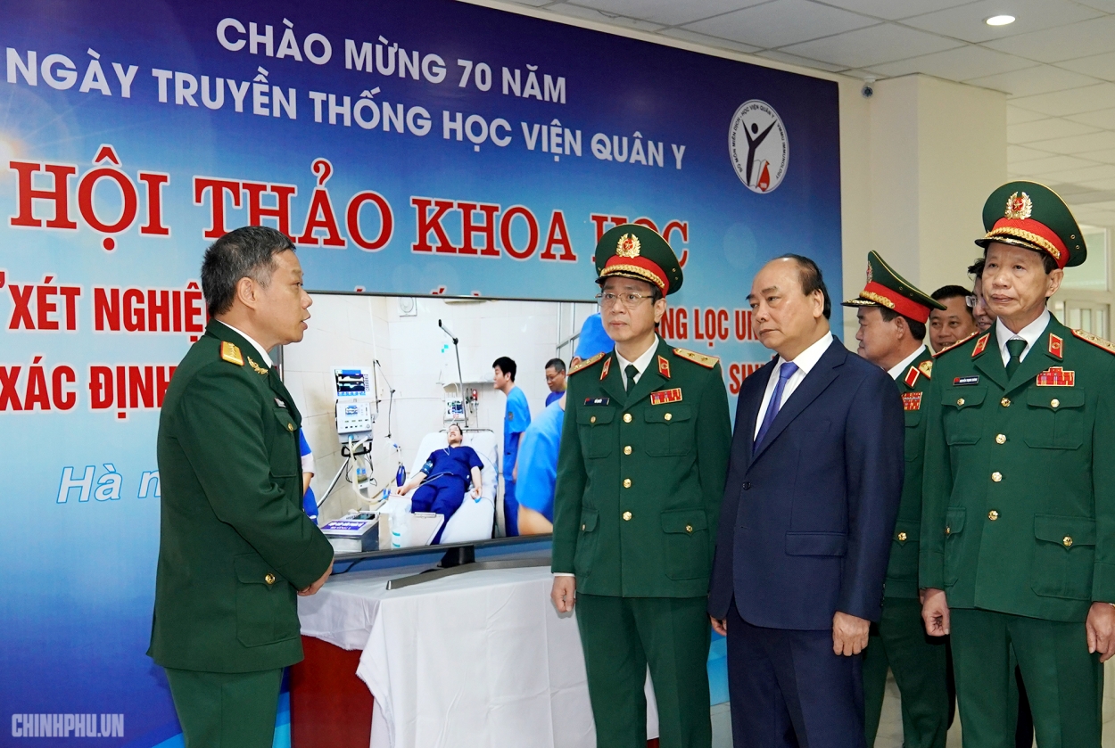 Thủ tướng Nguyễn Xuân Phúc thăm phòng nghiên cứu tế bào Học viện Quân Y.