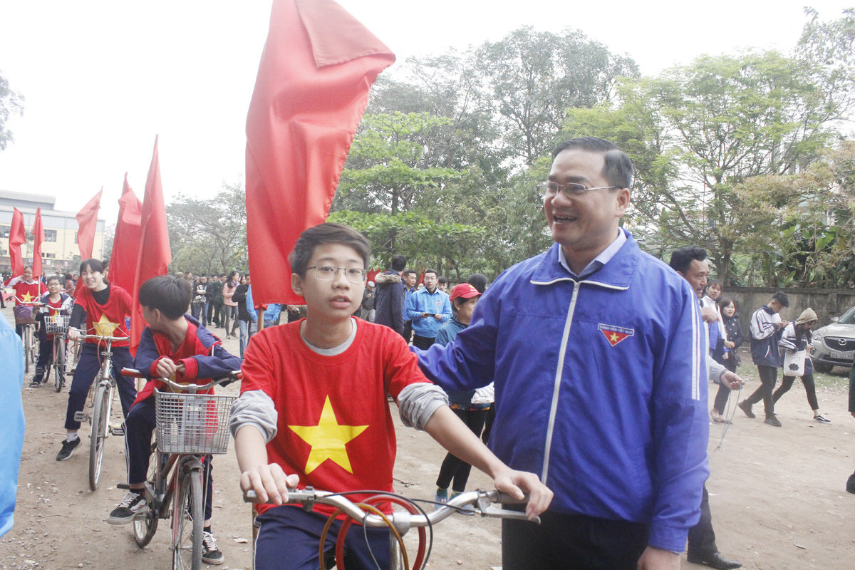 Đồng chí Bí thư Thành đoàn Hà Nội dặn dò các thành viên tham gia đội đạp xe tuyên truyền tuân thủ Luật Giao thông