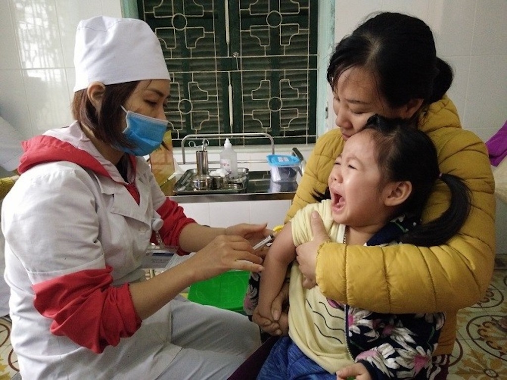 Phụ huynh nên đưa trẻ đi tiêm vắc-xin để phòng bệnh.