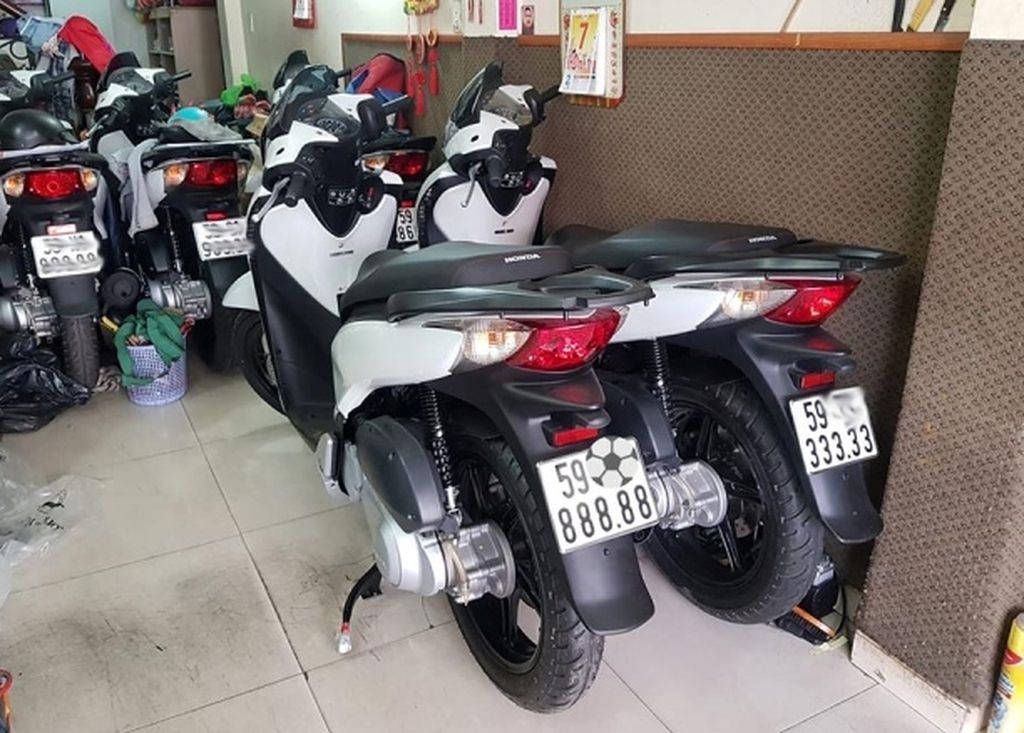 Sài Gòn: Bộ đôi Honda SH đời cũ mang biển số