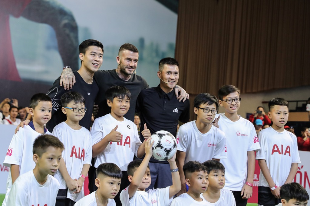 David Beckham, Duy Mạnh, Lê Công Vình và các em nhỏ