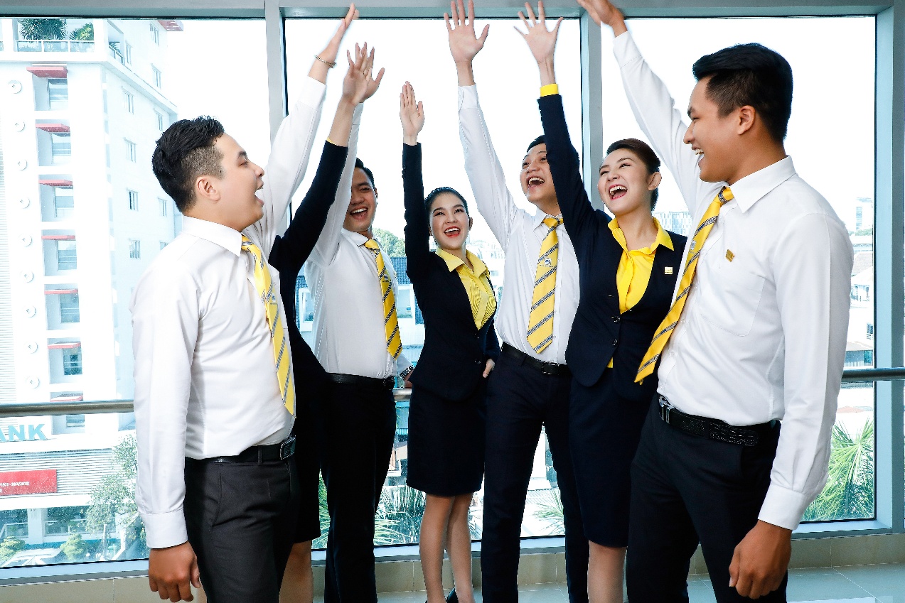 Nhân viên ngân hàng thu nhập hàng trăm triệu đồng mỗi tháng