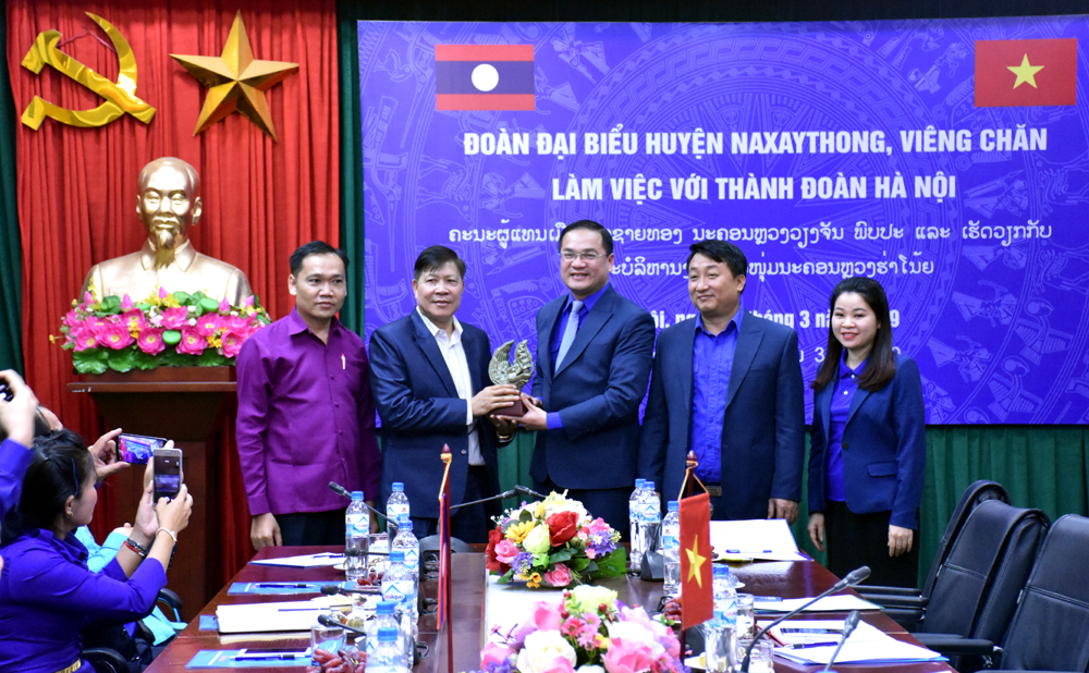 Đoàn đại biểu huyện Naxaythong thăm và làm việc với Thành đoàn Hà Nội