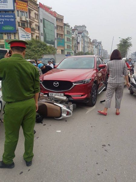 Hà Nội: Giữa trưa nữ tài xế cầm lái Mazda CX-5 đâm liên hoàn 8 xe máy