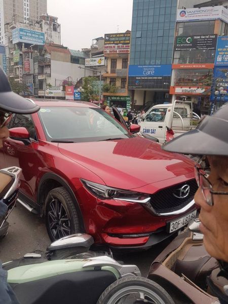 Hà Nội: Giữa trưa nữ tài xế cầm lái Mazda CX-5 đâm liên hoàn 8 xe máy