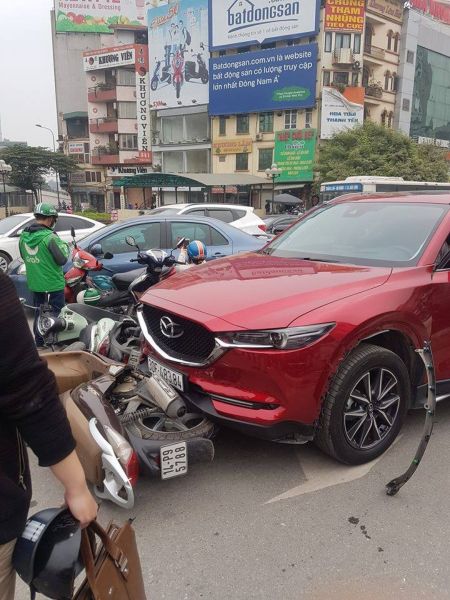 Hà Nội: Giữa trưa nữ tài xế cầm lái Mazda CX-5 đâm liên hoàn 8 xe máy