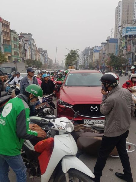 Hà Nội: Giữa trưa nữ tài xế cầm lái Mazda CX-5 đâm liên hoàn 8 xe máy