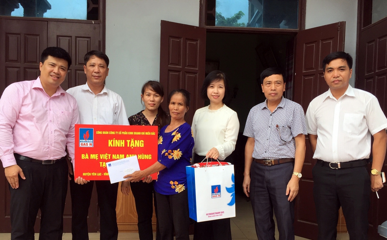 Các cán bộ PV GAS thăm hỏi tặng quà Mẹ Việt Nam Anh hùng.