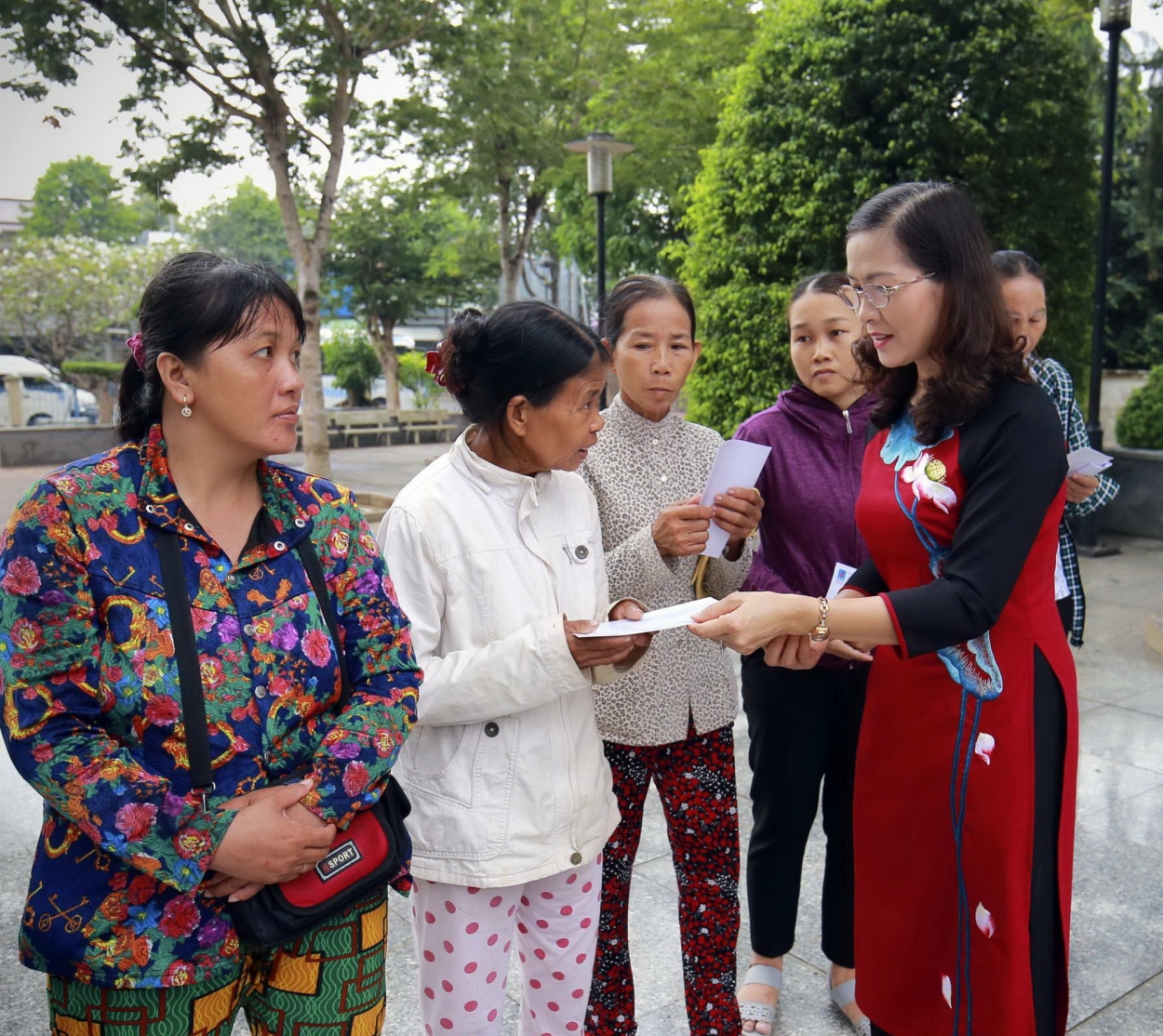 Đại diện Ban Nữ công thăm tặng quà phụ nữ nghèo tỉnh Bà Rịa-Vũng Tàu.