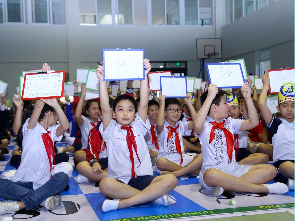 Các em hào hứng tham gia phần thi tìm hiểu kiến thức và kỹ năng tham gia giao thông an toàn