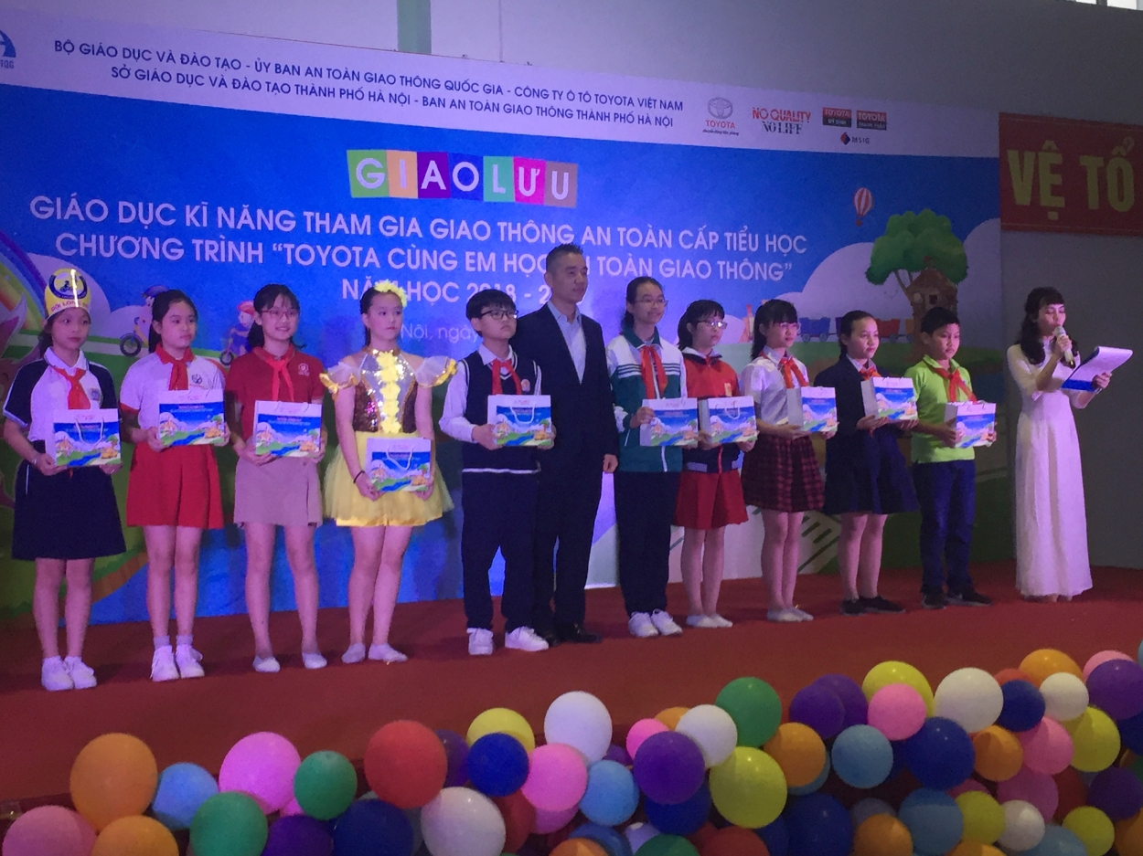 Đại diện lãnh đạo Công ty Ô tô Toyota Việt Nam tặng quà lưu niệm tới các đội tham gia