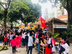 Trường tiểu học Việt Hưng: Học sinh trải nghiệm kĩ năng sống  thông qua Hội chợ Xuân