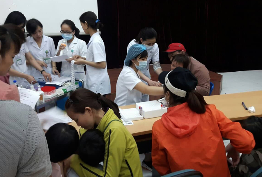 Các y bác sỹ Bệnh viện Nhiệt đới TƯ đang lấy mấu xét nghiệm cho các bé mầm non ở Thuận Thành, Bắc Ninh
