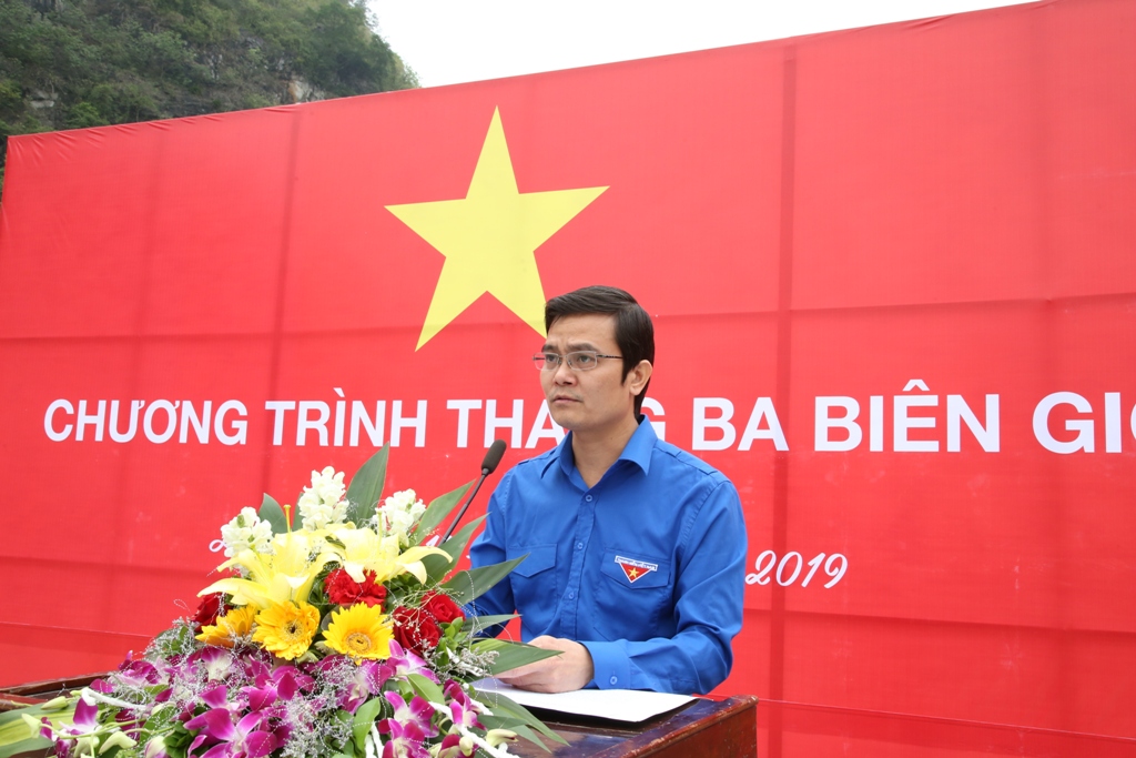 Đồng chí Bùi Quang Huy, Bí thư BCH Trung ương Đoàn, Chủ tịch Trung ương Hội Sinh viên Việt Nam phát biểu tại chương trình