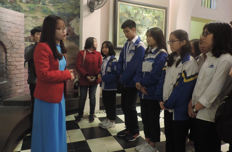 Các bạn đoàn viên mới tham quan Khu di tích lịch sử Nhà tù Hỏa Lò