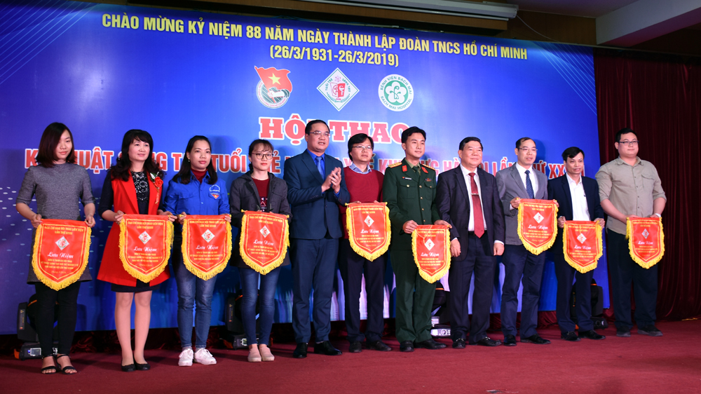 Đồng chí Nguyễn Ngọc Việt- Ủy viên Ban Thường vụ Trung ương Đoàn, Bí thư Thành đoàn, Chủ tịch Hội LHTN thành phố Hà Nội và PGS.TS Nguyễn Quốc Anh, Giám đốc Bệnh viện Bạch Mai trao cờ lưu niệm tới đại diện các đơn vị tham dự Hội thao.