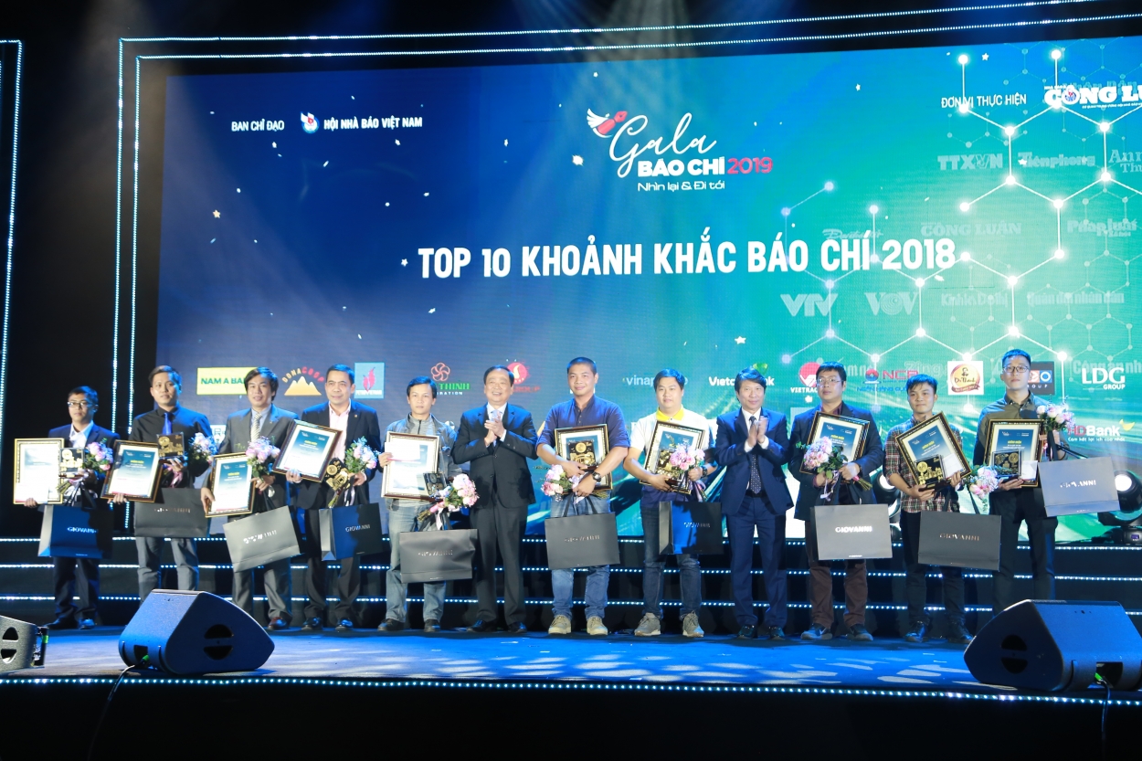 Ông Mai Đức Lộc - Phó Chủ tịch HNBVN và trưởng Ban Giám khảo Vũ Quốc Khánh đã trao giải cho top 10 khoảnh khắc báo chí 2018.