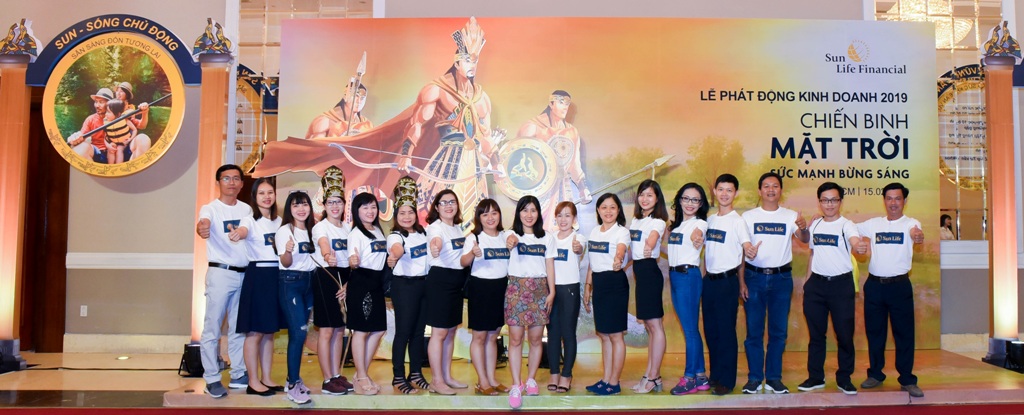 Đội ngũ tư vấn tài chính Sun Life chào đón Sun - Sống chủ động