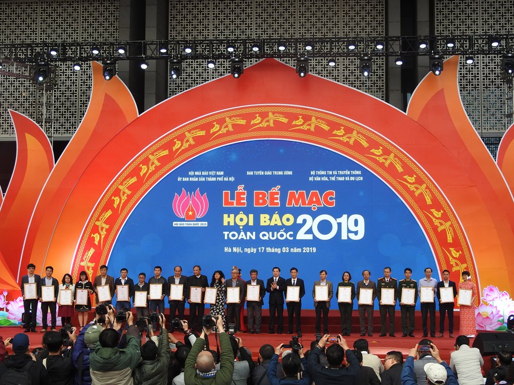 Ban tổ chức trao thưởng cho đại diện các đơn vị