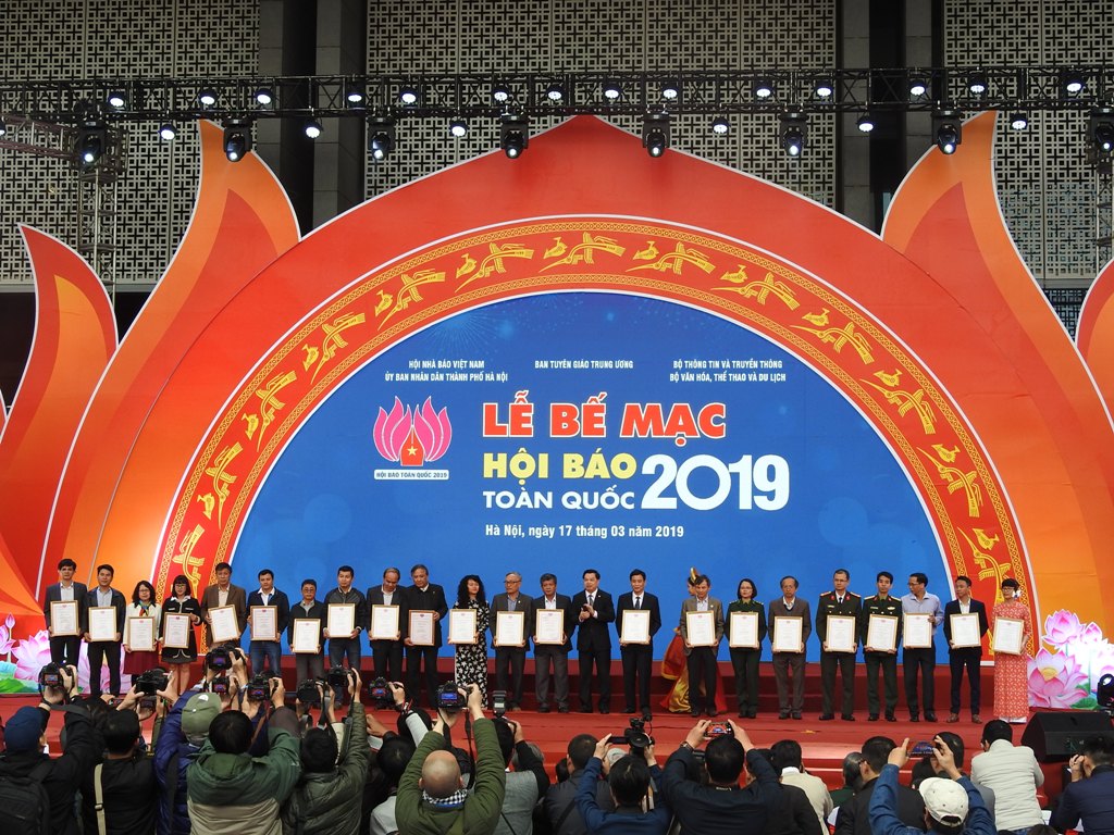 Ban tổ chức trao thưởng cho đại diện các đơn vị