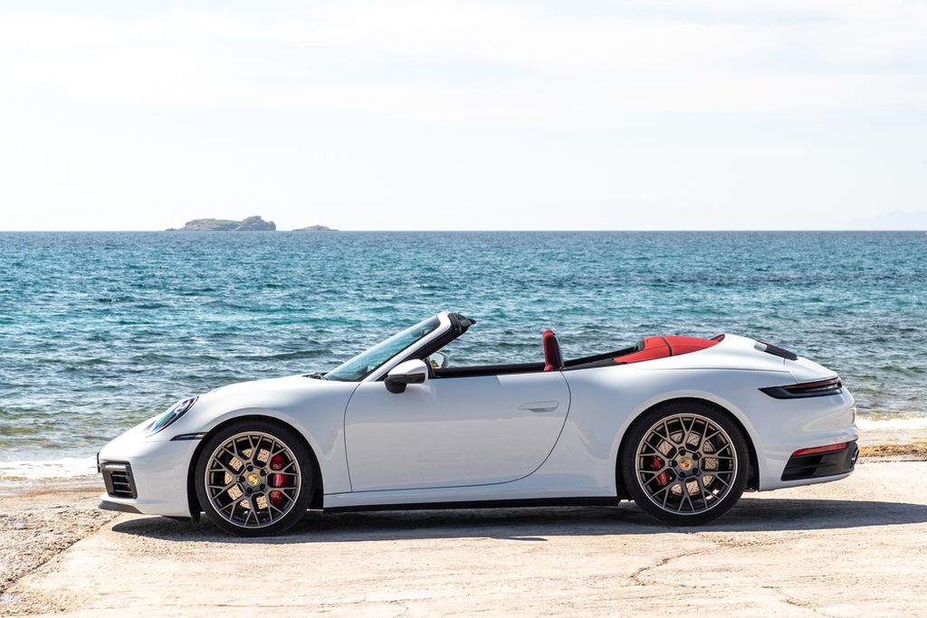 Porsche 718 Cayman phải 
