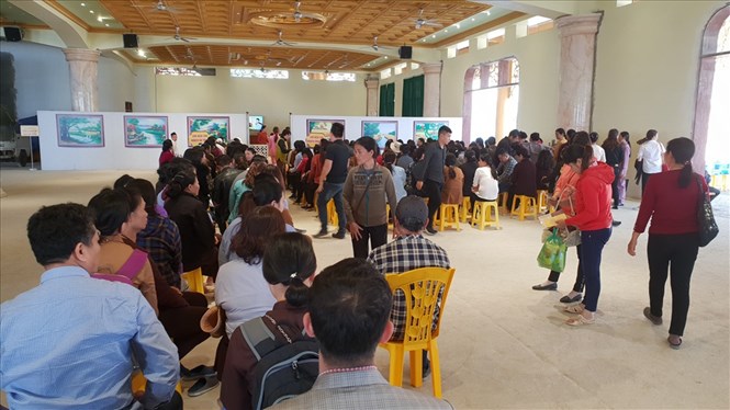 Ngồi chờ vào phòng thỉnh vong tại chùa Ba Vàng.