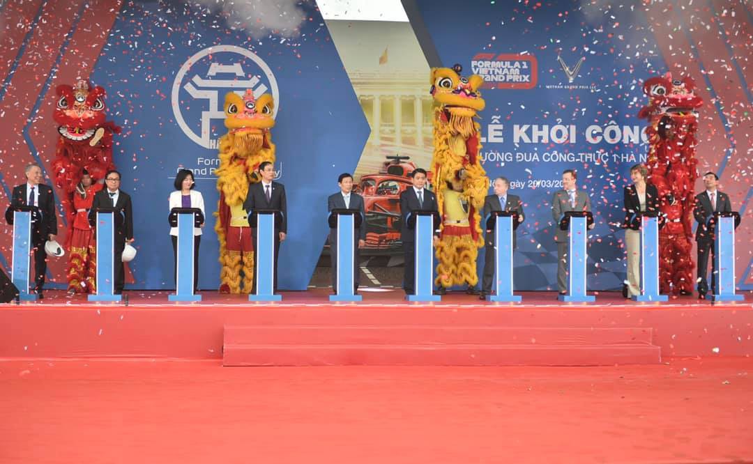 Các đồng chí: Nguyễn Ngọc Thiện, Nguyễn Đức Chung, lãnh đạo Tập đoàn Vingroup cùng các đại biểu trong nước và quốc tế đã thực hiện nghi thức động thổ, khởi công Đường đua công thức 1 Hà Nội.