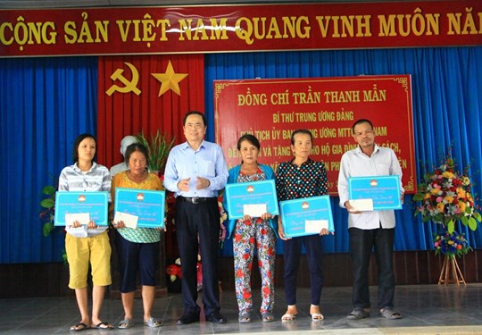 Chủ tịch UBTƯ MTTQ Việt Nam Trần Thanh Mẫn trao 5 căn nhà Đại đoàn kết cho hộ nghèo tại xã Hòa An, huyện Phú Hòa, tỉnh Phú Yên.