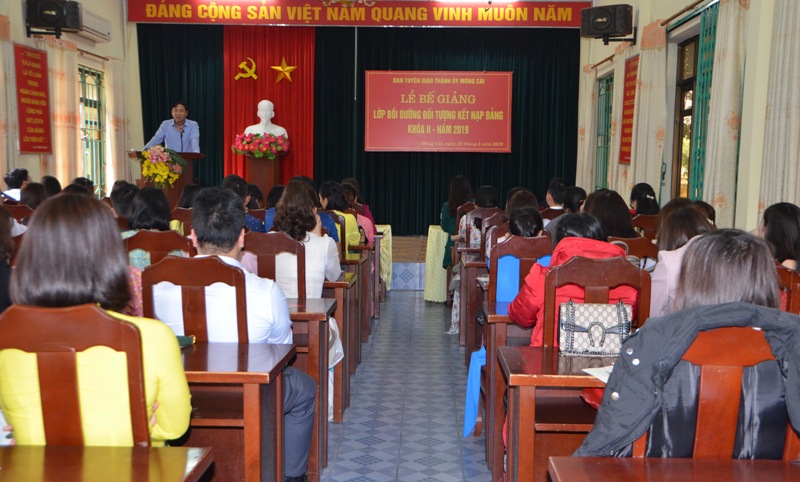 Đồng chí Hồ Đức Quang, Phó Bí thư Thành ủy Móng Cái phát biểu tại chương trình.