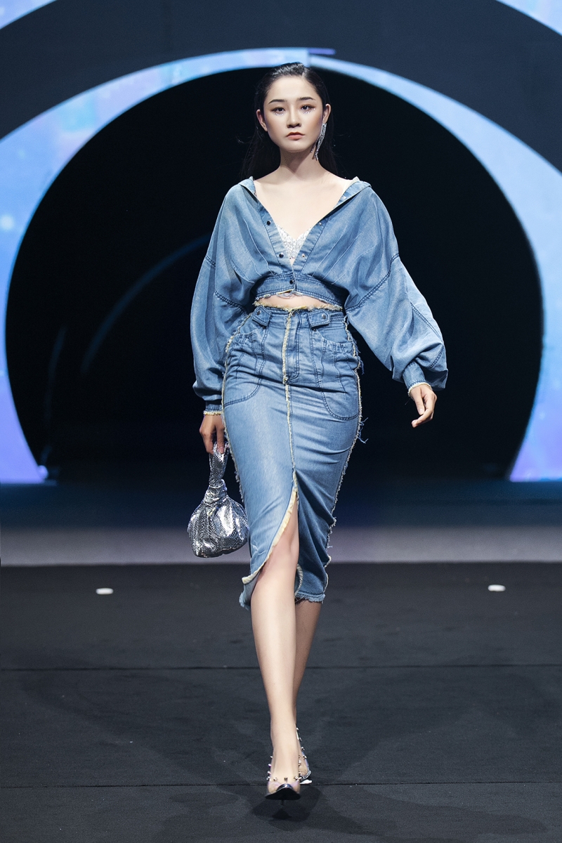 Hoa hậu Hương Giang làm vedette trong fashion show “Colour Your Mood”