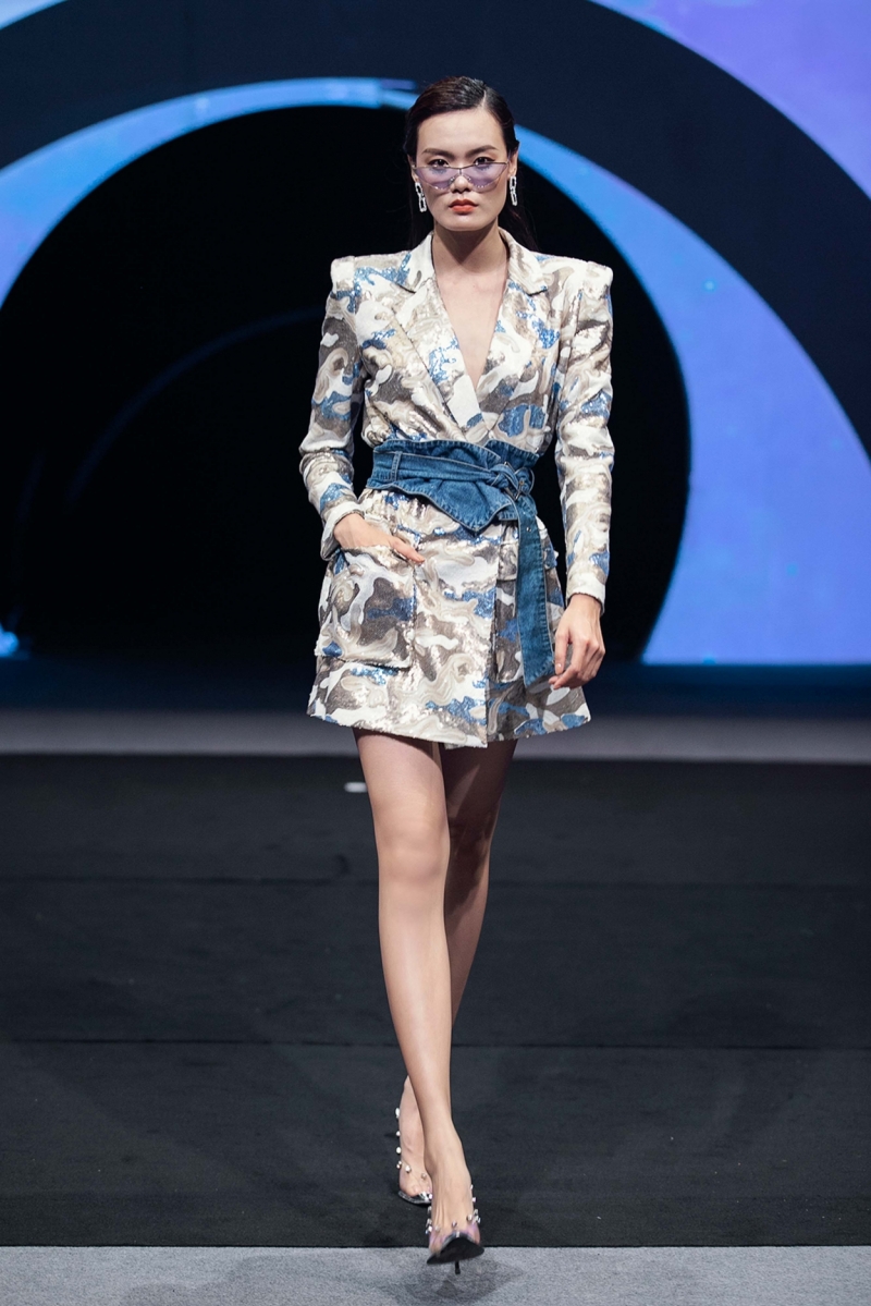 Hoa hậu Hương Giang làm vedette trong fashion show “Colour Your Mood”