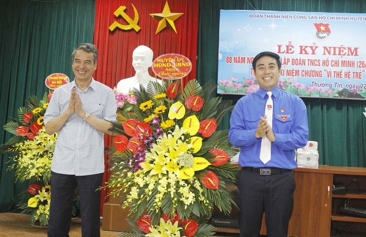 Thành đoàn Hà Nội, Huyện ủy - HĐND - UBND huyện Thường Tín tặng hoa chúc mừng Huyện đoàn Thường Tín