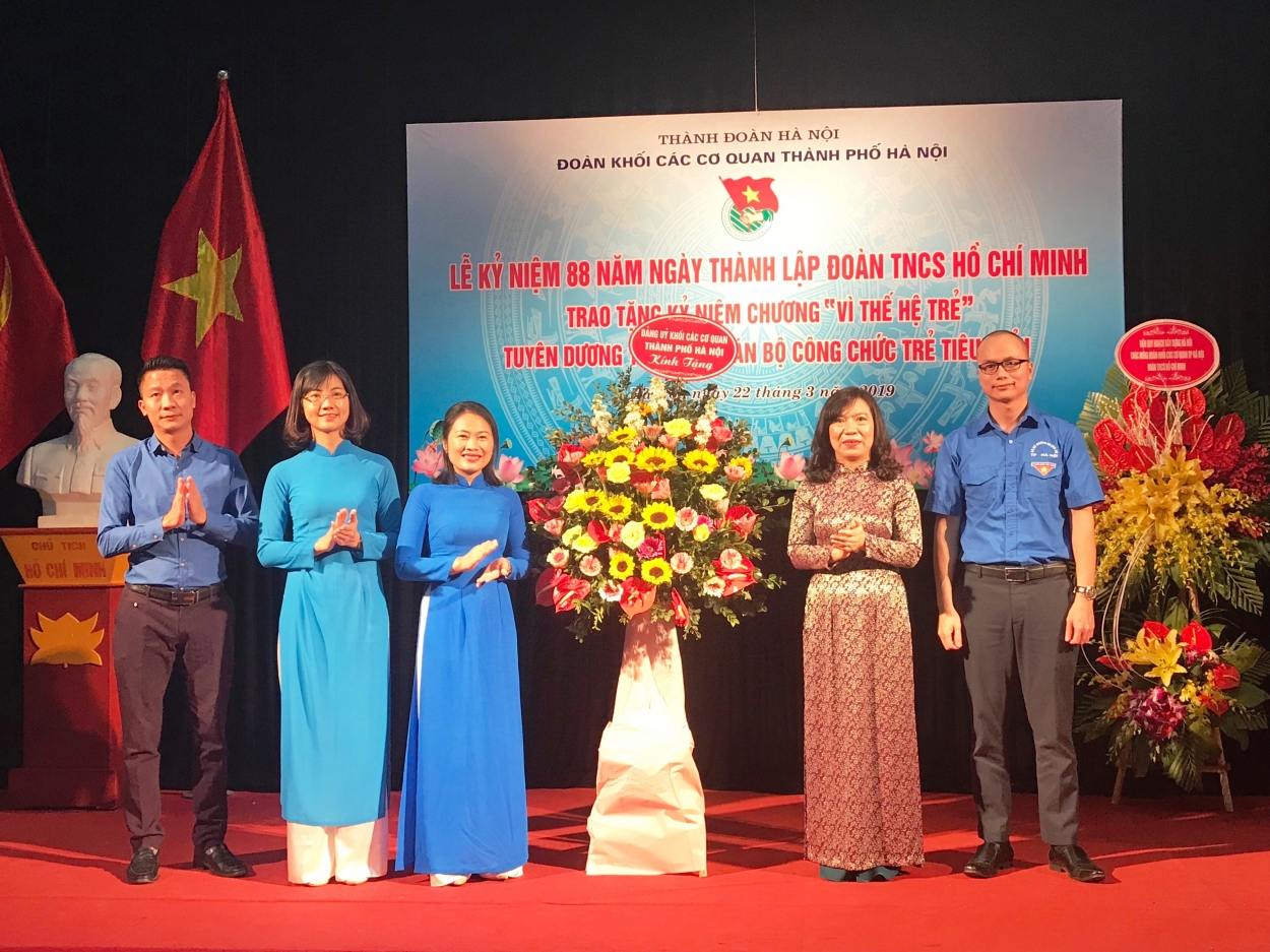 Đồng chí Lê Thị Thu Hằng, Thành ủy viên, Bí thư Đảng ủy Khối các cơ quan Thành phố Hà Nội tặng hoa chúc mừng Đoàn Khối các cơ quan Thành phố Hà Nội