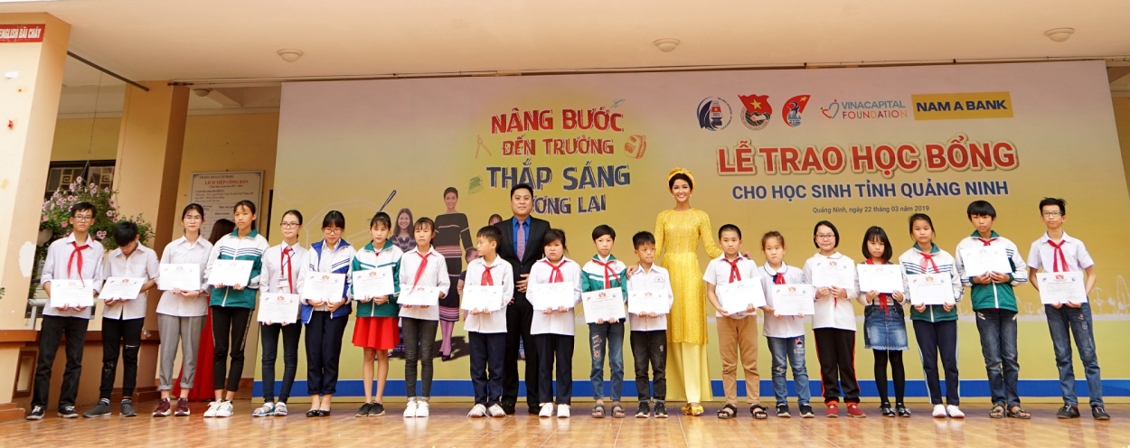 Không chỉ trao những phần học bổng ý nghĩa, Đại sứ nhân ái của Nam A Bank, Hoa hậu H’Hen Niê còn truyền cảm hứng, động lực để các em học sinh vững bước trong tương lai