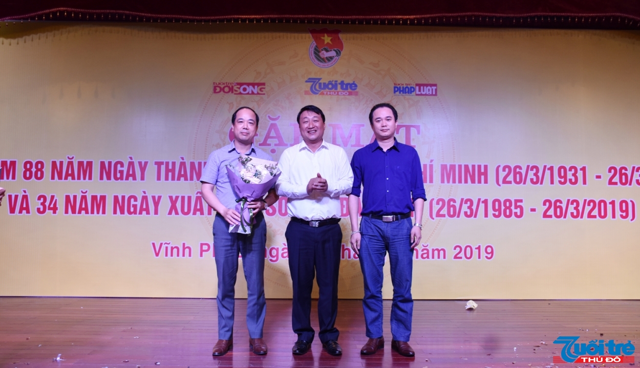 Đồng chí Nguyễn Khánh Bình, Phó Bí thư thường trực Thành đoàn tặng hoa chúc mừng Ban biên tập báo Tuổi trẻ Thủ đô