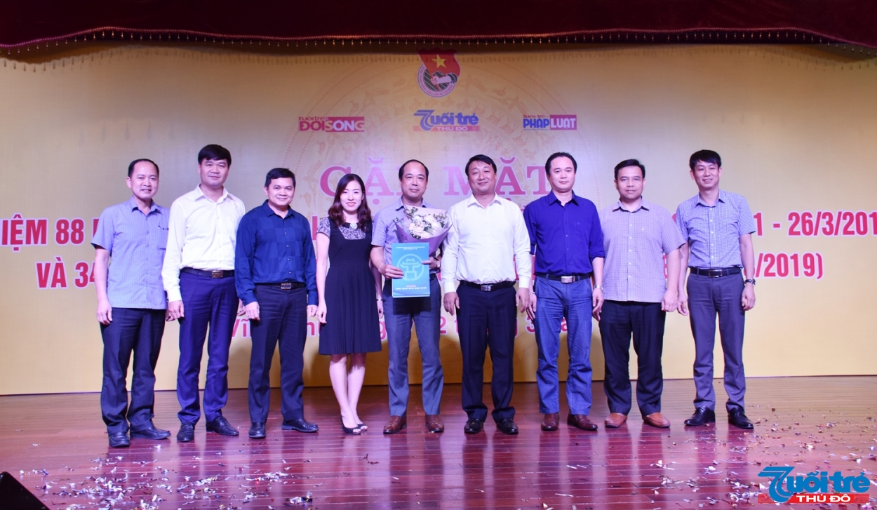 Đồng chí Nguyễn Khánh Bình, Phó Bí thư thường trực Thành đoàn cùng các đồng chí lãnh đạo đơn vị sự nghiệp của Thành đoàn Hà Nội tặng hoa chúc mừng Ban lãnh đạo Báo Tuổi trẻ Thủ đô