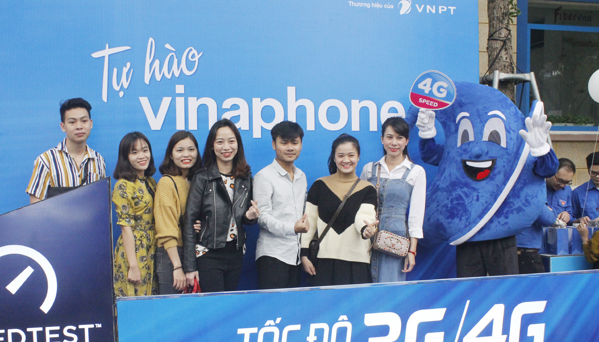 Các bạn trẻ check - in cùng Vinaphone