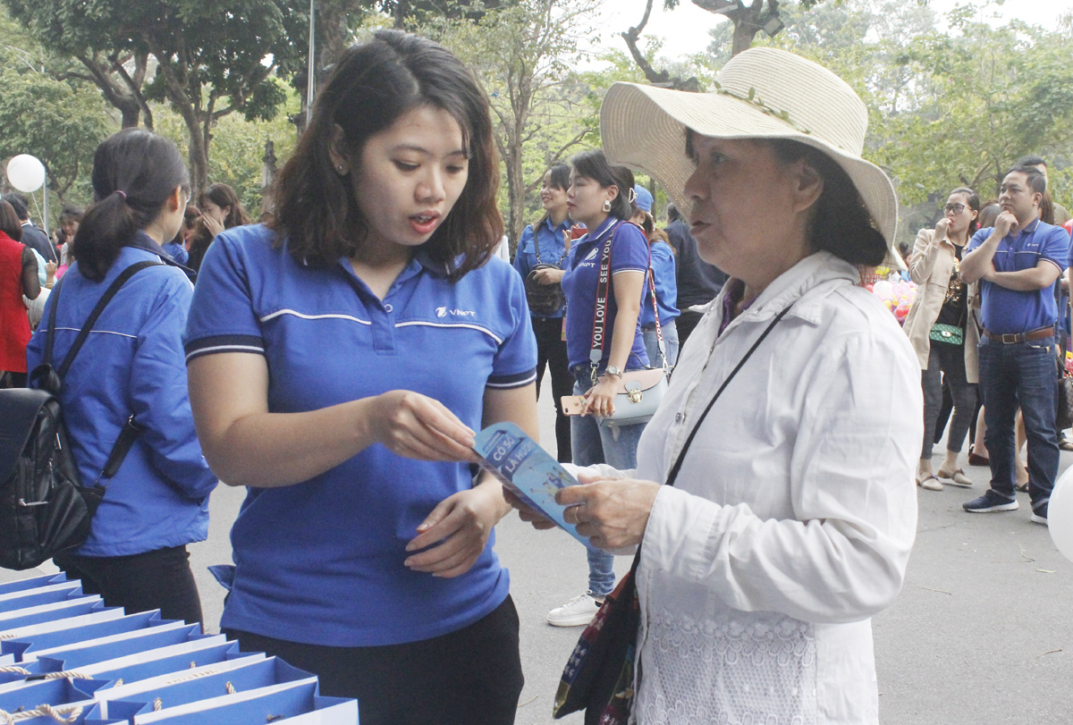 Rất đông người dân quan tâm đến các dịch vụ của Vinaphone