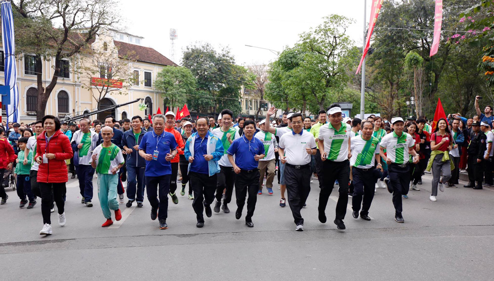 Các đại biểu cùng cán bộ, công chức, viên chức Tổng cục Thể dục thể thao, vận động viên, nghệ sĩ, diễn viên, quần chúng nhân dân Thủ đô, người lao động tại các doanh nghiệp... tham gia chạy hưởng ứng Ngày chạy Olympic Vì sức khỏe toàn dân và Lễ phát động Giải chạy Báo Hànộimới mở rộng lần thứ 46 - Vì hòa bình năm 2019