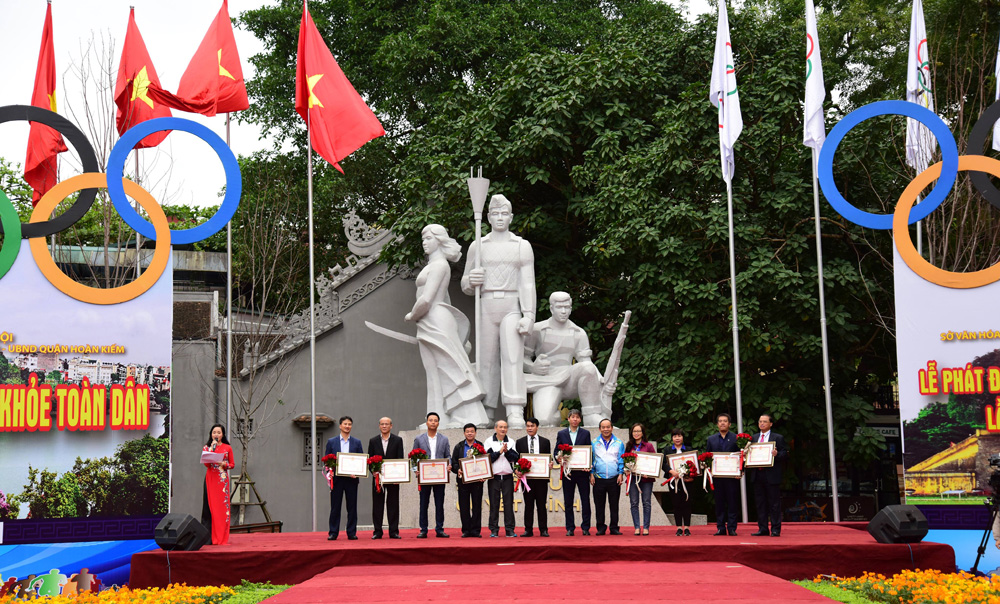 Thứ trưởng Bộ Văn hóa, Thể thao và Du lịch Lê Khánh Hải và Tổng Cục trưởng Tổng Cục thể thao Vương Bích Thắng trao Bằng khen cho các đơn vị, cá nhân đã có thành tích đóng góp vào thành công Đại hội Thể thao toàn quốc lần thứ 8 - Hà Nội 2018.