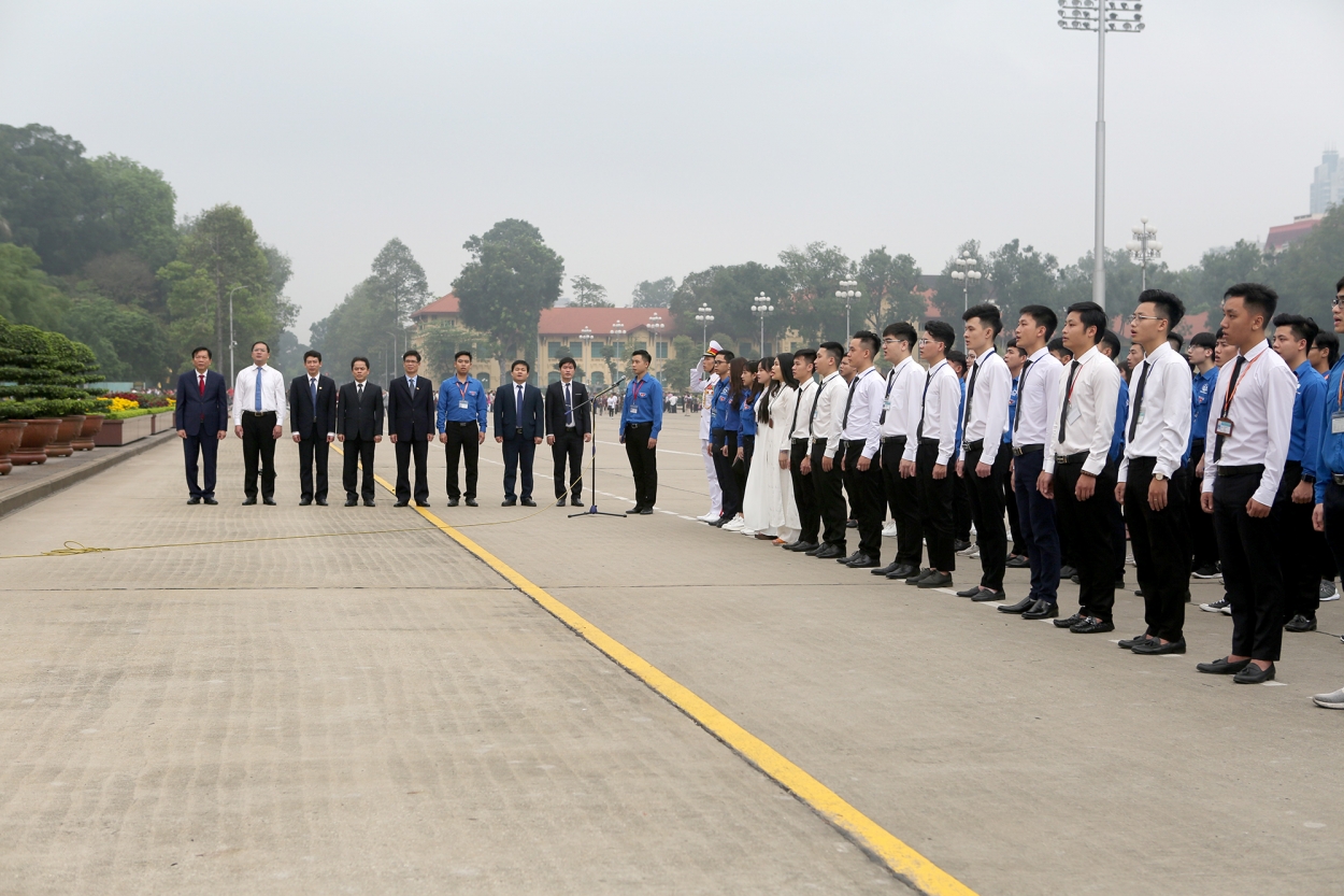 Các vị đại biểu và đoàn viên, thanh niên làm Lễ báo công dâng Bác