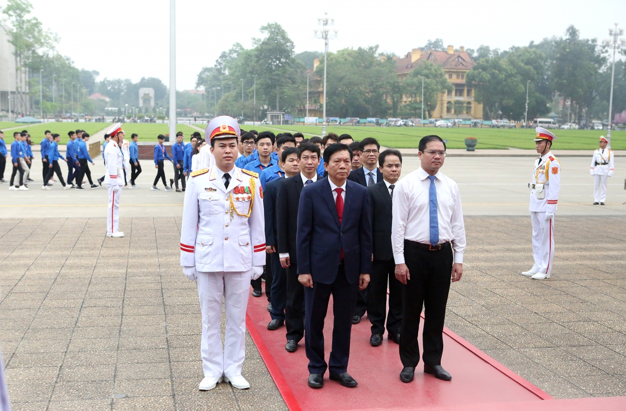 Đồng chí Nguyễn Ngọc Việt – Ủy viên Ban Thường vụ Trung ương Đoàn, Bí thư Thành đoàn Hà Nội, Chủ tịch Hội LHTN Việt Nam thành phố Hà Nội và đồng chí Vũ Tuấn Dũng – Thành ủy viên, Bí thư Đảng ủy khối các trường ĐH-CĐ Hà Nội dẫn đầu đoàn vào lăng viếng Bác