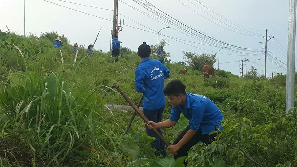 Ra quân dọn sạch đường làng ngõ xóm