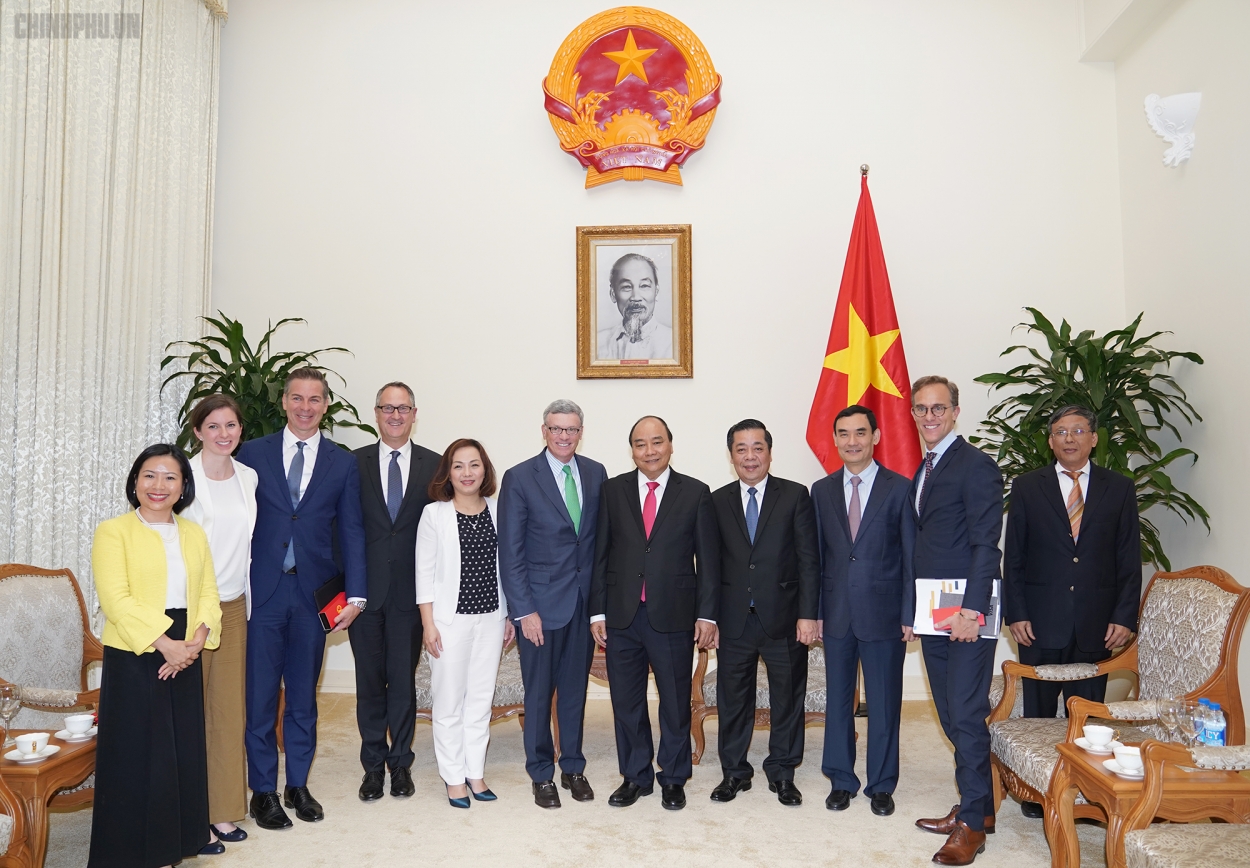 Thủ tướng Nguyễn Xuân Phúc cùng các đại biểu tại buổi tiếp.