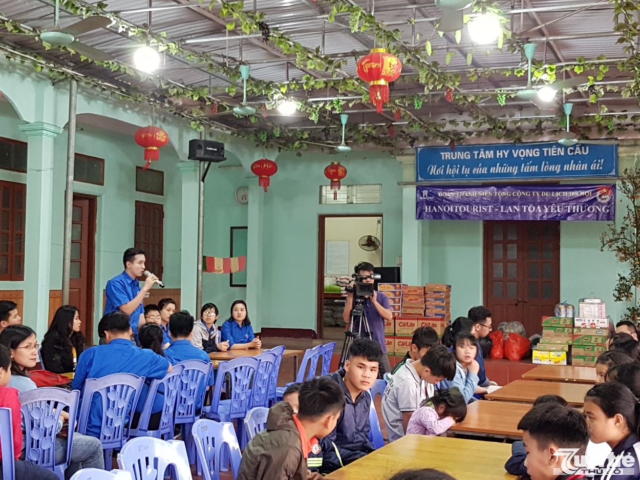Đồng chí Đào Đức Việt, Bí thư Đoàn Thanh niên Tổng công ty Du lịch Hà Nội phát biểu tại buổi từ thiện