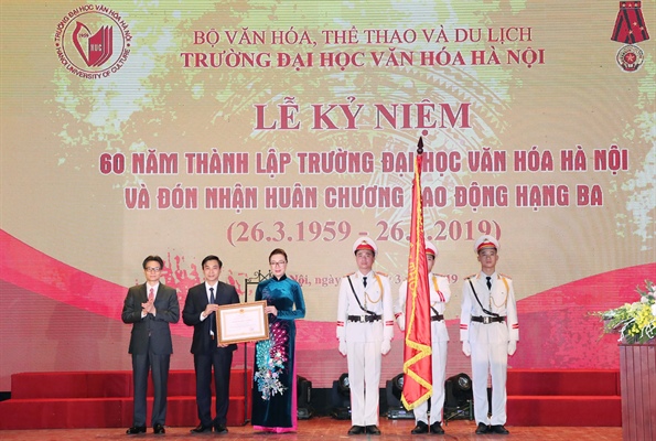 Phó Thủ tướng Vũ Đức Đam trao tặng Huân chương Lao động hạng Ba tới lãnh đạo nhà trường.